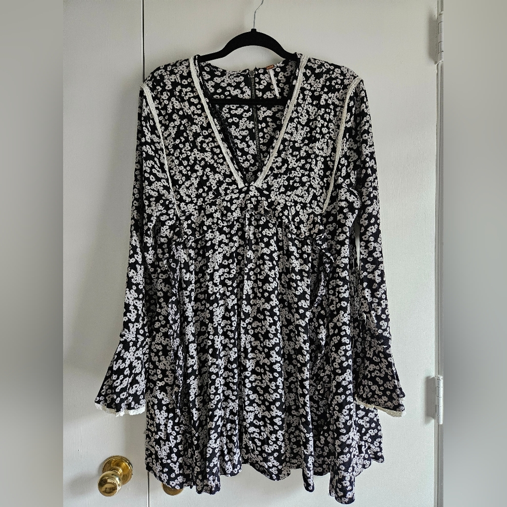 Women’s Black & White Floral Tunic Dress